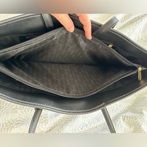 Michael Kors Jet Set Travel Tote - Picture 7 of 14